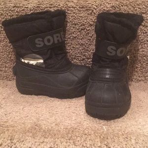 Black Sorel snow boots with fuzzy lining.